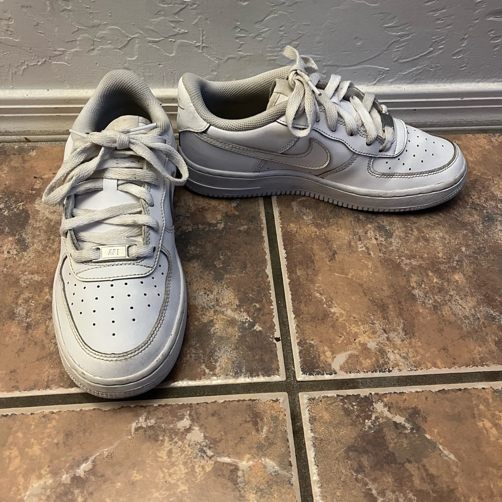 White low top air forces. Very good condition. One minor flaw(pictured)